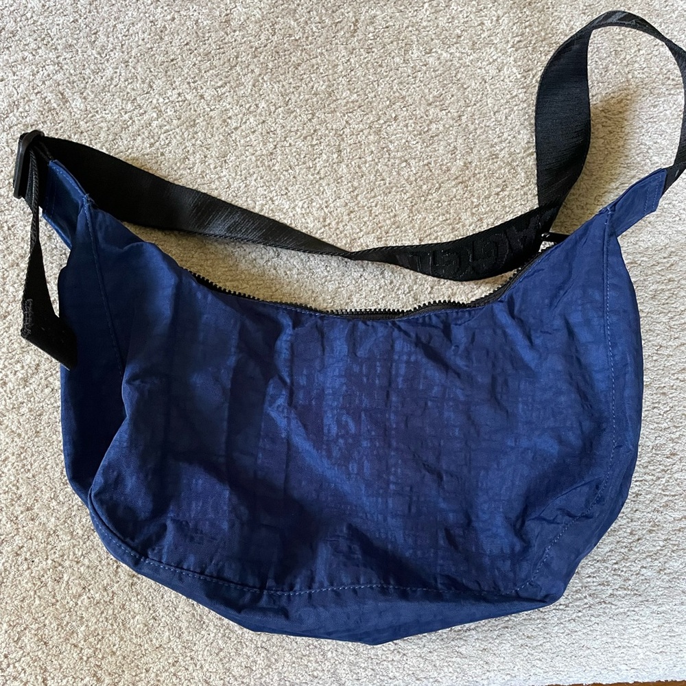 Baggu Medium Nylon Crescent Bag in Marine Blue